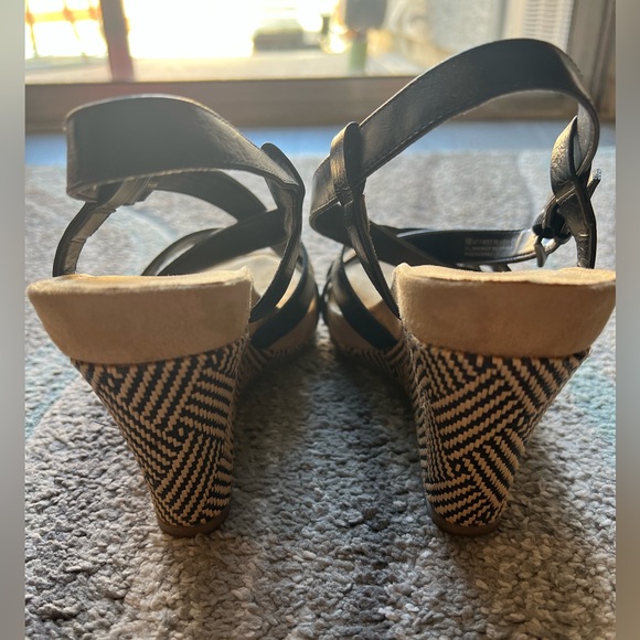 Aerosoles Women’s size 9 Black wedge sandal - Picture 3 of 5